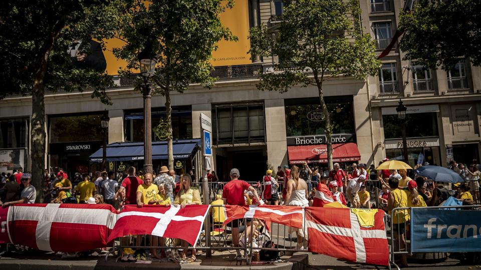 Danskere gør klar til at fejre Jonas Vingegaard i Paris forud for søndagens afsluttende etape i Tour de France. Også DIF-formand Hans Natorp og Team Danmark-direktør Peter Fabrin er imponeret. <i>Mads Claus Rasmussen/Ritzau Scanpix</i>