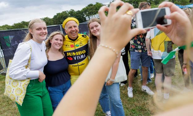 Som sædvanlig var Jacob Haugaard konferencier og han havde sin helt egen hyldest til Jonas Vingegaard. Klædt i Jumbo-Visma dragt sang han en hyldestsang til tour-vinderen.