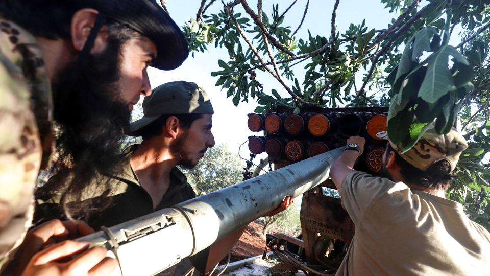 Syriske oprørere affyrer en raket i Idlib-provinsen fredag mod regeringshærens positioner, formentlig som svar på et russisk luftangreb, der fredag dræbte tre voksne og fire børn. Søndag er en kirke i Hama blevet ramt af et droneangreb, som oprørsgrupper menes at stå bag. <i>Abdulaziz Ketaz/Ritzau Scanpix</i>