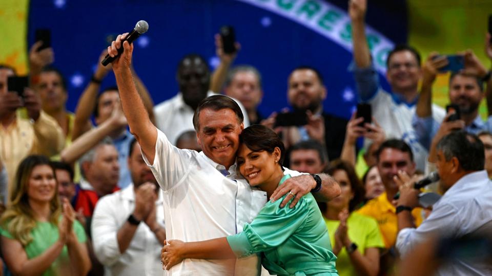 Brasiliens præsident, Jair Bolsonaro, holder om sin kone, Michelle Bolsonaro, ved valgarrangementet i det Liberale Parti i Rio de Janeiro søndag, hvor han officielt blev udpeget som partiets præsidentkandidat ved valget 2. oktober. <i>Mauro Pimentel/Ritzau Scanpix</i>