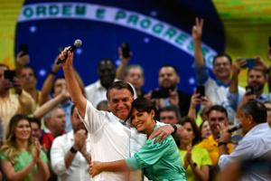 Bolsonaro indleder valgkamp med fokus på familie og hær