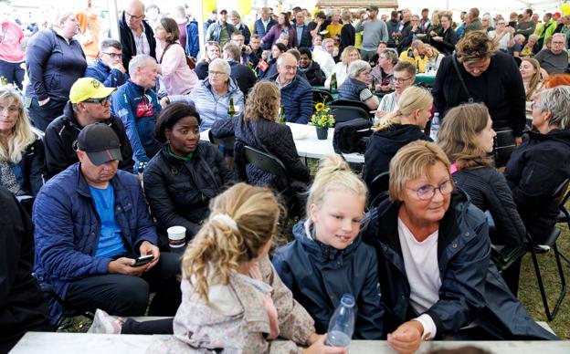Teltet i Hillerslev var fyldt allerede fra klokken 13, selv om det officielt først åbnede klokken 14. <i>Foto: Bo Lehm</i>