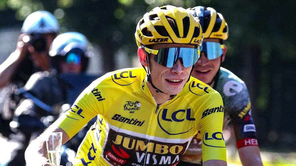 Bjarne Riis er som mange andre imponeret over, hvordan Jonas Vingegaard har kørt Tour de France i sin blot anden deltagelse i verdens største cykelløb. <i>Thomas Samson/Ritzau Scanpix</i>
