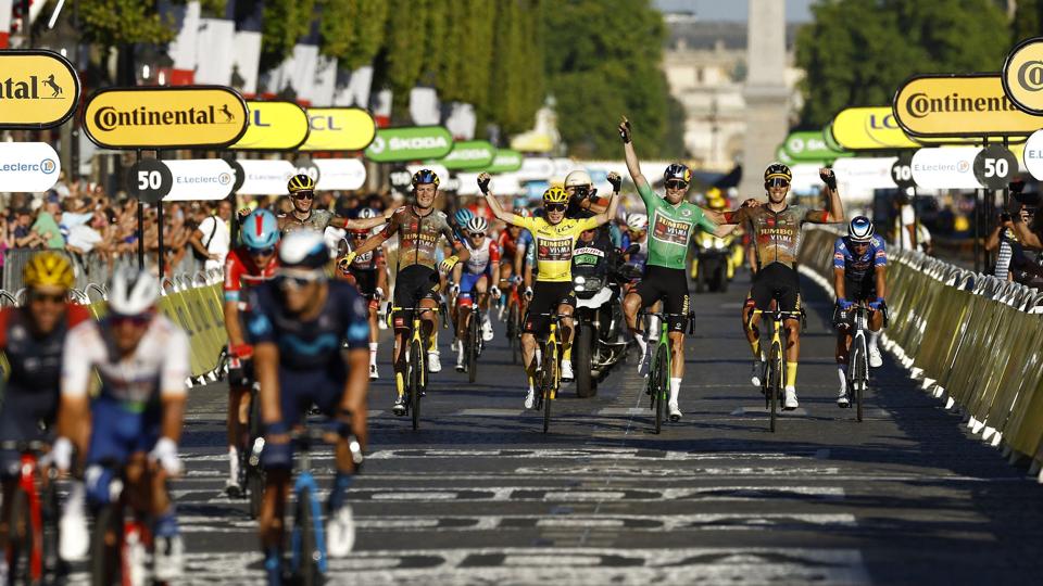 Jonas Vingegaard blev fulgt af holdkammeraterne over målstregen i Paris. <i>Christian Hartmann/Reuters</i>
