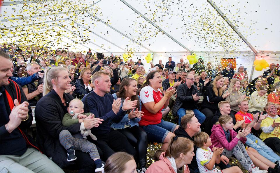 I det øjeblik Jonas Vingegaard røg over målstregen i Paris, regnede confetti'en ned over de mange fremmødte i Hillerslev. <i>Foto: Bo Lehm</i>