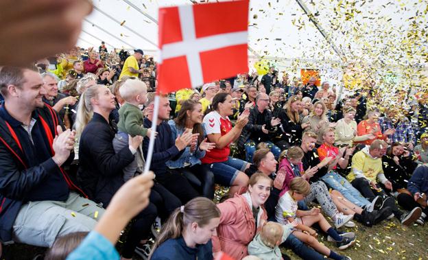 Jonas Vingegaards sejr gav stor jubel i barndomsbyen Hillerslev, hvor også Benny Rytter befandt sig til fejring. Onsdag får Benny igen lov til at fejre den nykårede Tour de France-vinder.  <i>Foto: Bo Lehm</i>