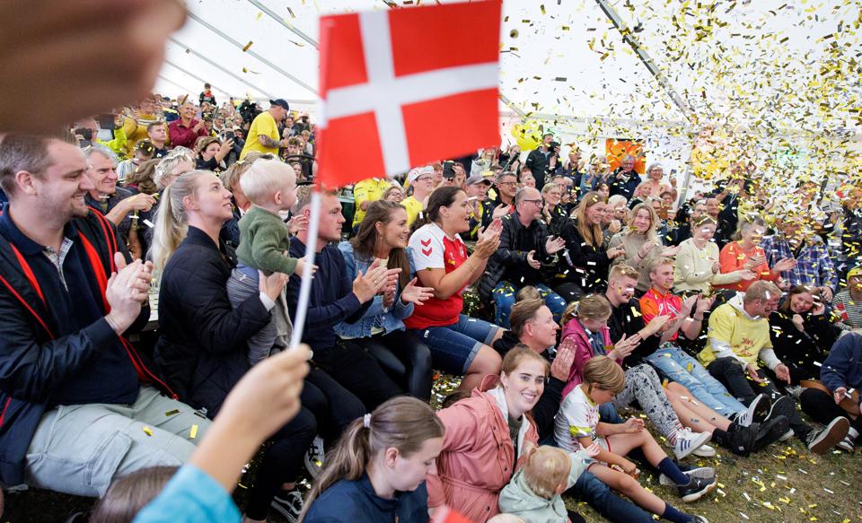 Glædesrusen i teltet i Hillerslev var stor, da Jonas Vingegaard søndag kunne lade sig kåre som vinder af Tour de France 2022. Den bedrift havde Thy Cykle Ring håbet at få mulighed for at fejre i Thisted. <i>Foto: Bo Lehm</i>