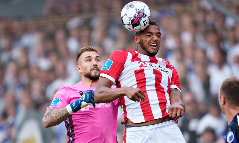 AaB's Anosike Ementa og målmand Josip Posavec endte i hver sin ende af karakterskalaen i kampen mod FCK. <i>Foto: Henning Bagger/Ritzau Scanpix</i>