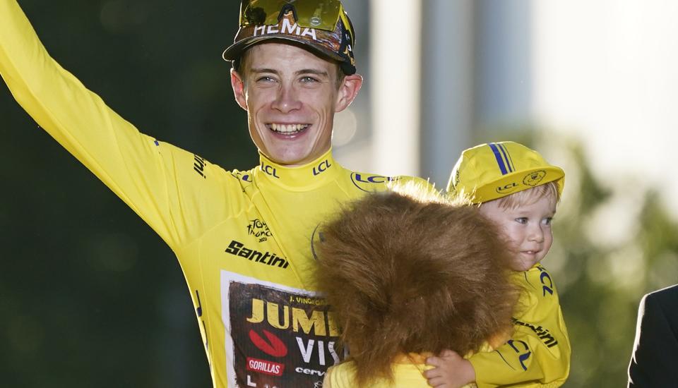 Jonas Vingegaard kører i gult på Champs-Élysées i Paris under sidste etape af Tour de France 2022 søndag den 24. juli 2022. <i>Mads Claus Rasmussen/Ritzau Scanpix</i>
