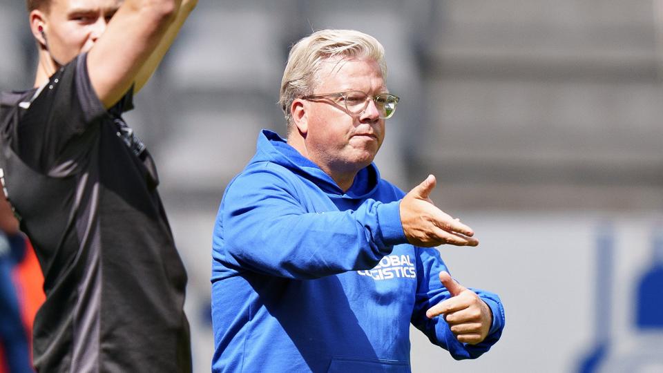 AaB-træner Lars Friis er træt af, at hans hold har indledt den nye sæson med to nederlag. <i>Henning Bagger/Ritzau Scanpix</i>