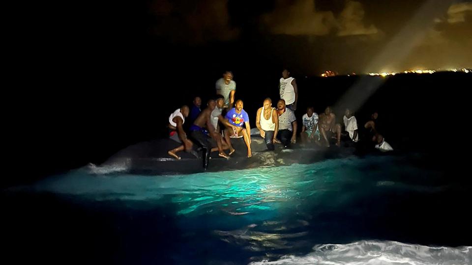 Nogle af de 25 overlevende, der foreløbig er fundet på eller ved den migrantbåd, der søndag forulykkede ud for Bahamas' kyst. <i>Royal Bahamas Defence Force/Reuters</i>