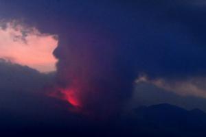 Japan evakuerer beboere tæt på rødglødende vulkan i udbrud