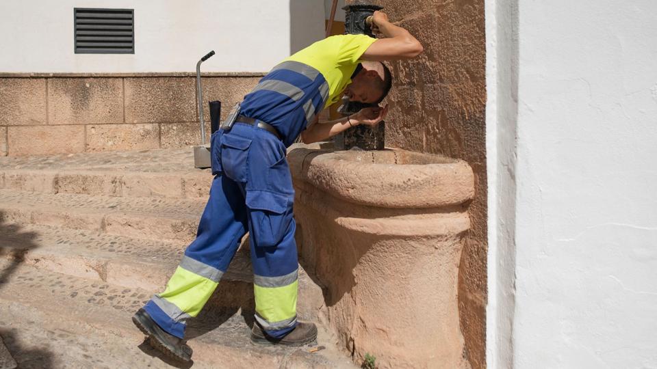 En gadefejer køler af ved et springvand i den spanske by Ronda. (Arkivfoto). <i>Jorge Guerrero/Ritzau Scanpix</i>