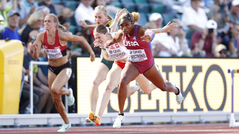 Danske Mette Graversgaard (til venstre) ses her i semifinalen bag (fra venstre) Marione Fourie fra Sydafrika, Pia Skrzyszowska fra Polen og Alia Armstrong fra USA. <i>Steph Chambers/Ritzau Scanpix</i>