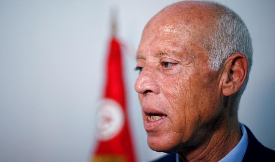 Præsident Kais Saied har fyret regeringen og flere dommere og opløst parlamentet i Tunesien. Mandag går tuneserne til folkeafstemning om Saieds nye forfatning. (Arkivfoto). <i>Muhammad Hamed/Reuters</i>