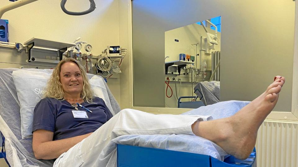Sygeplejerske Birgitte Hasselgaard Jensen har i mange år arbejdet på opvågningsafdelingen på Aalborg Universitetshospital i Aalborg. Her kunne hun konstatere, at der manglede en ordentlig måde at hæve patienternes ben på - hvilket førte til opfindelsen af en papkasse, der er særligt konstrueret til formålet og som patienterne kan få med hjem. <i>Foto: Lars Høj</i>