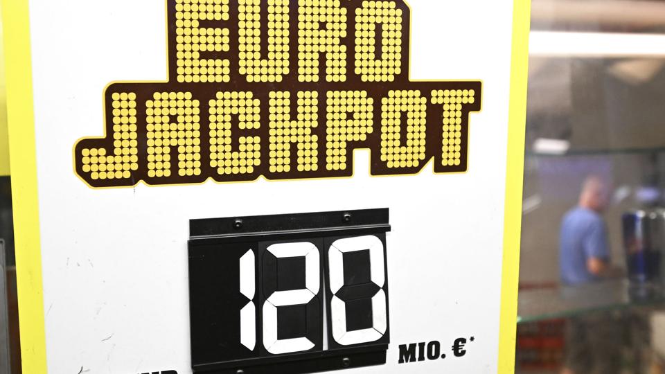 Eurojackpot er et samarbejde mellem spilleselskaber i 18 lande. Selv om førstepræmien officielt var på mere end 120 millioner euro, så skal der betales gevinstskat til den danske stat, og derfor får vinderen "kun" udbetalt lidt mere end 750 millioner kroner. (Arkivfoto). <i>Bernd Wei''brod/Ritzau Scanpix</i>
