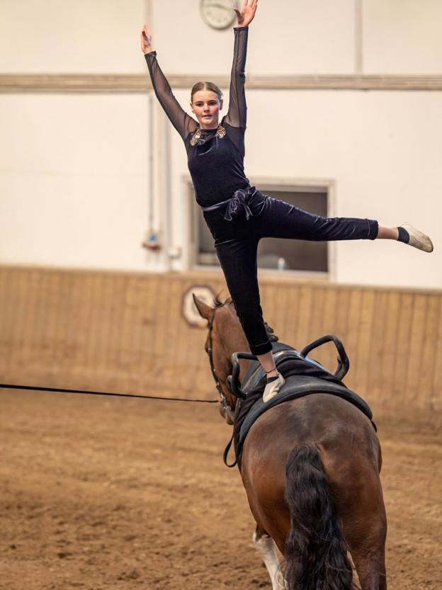 Maria Thinggaard Sørensen på hesteryg ved et tidligere stævne. Ved VM i voltigering deltager hun sammen med en makker i disciplinen pas de deux. <i>Privatfoto</i>
