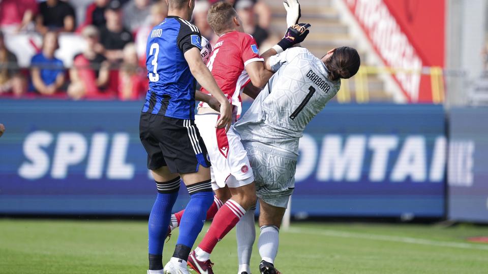 Kamil Grabara slog sig i et sammenstød med AaB's Mathias Ross. <i>Henning Bagger/Ritzau Scanpix</i>