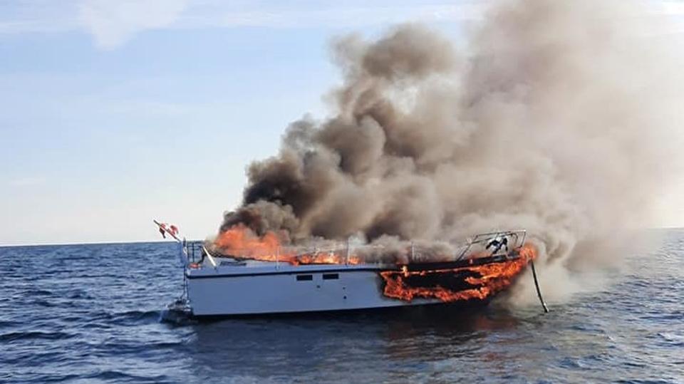 Båden udbrændte og sank til sidst. <i>Foto: Skagen Redningsstation</i>