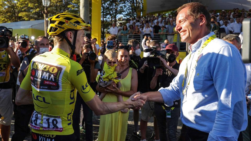 Danske Jonas Vingegaard blev samlet vinder af Tour de France, og han bliver her lykønsket af løbsdirektør Christian Prudhomme. Touren var en entydig succes for Danmark startende med tre etaper på dansk jord samt fire etapesejre og Vingegaard øverst på podiet i Paris. <i>Thomas Samson/Ritzau Scanpix</i>
