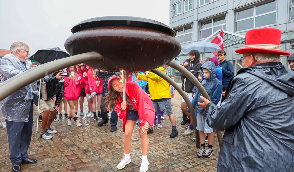 Ella Dile fra det amerikanske pigehold All American FC fra Ohio tændte gryden på Sct. Olai Plads. <i>Foto: Bente Poder</i>