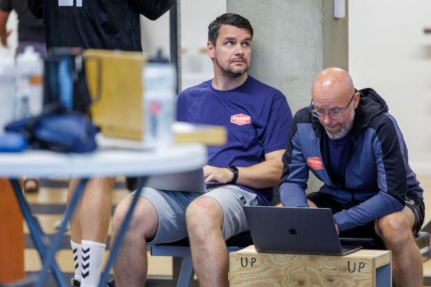Cheftræner Stefan Madsen (th.), der her er i selskab med assistent Arnór Atlason, har store forventninger til Mads Hoxer. <i>Foto: Henrik Bo</i>