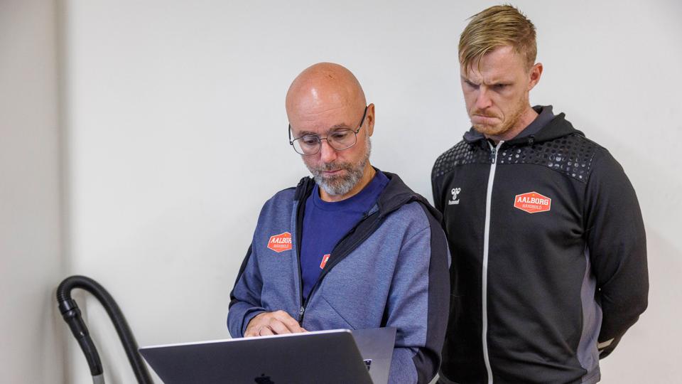 Stefan Madsen (tv.) føler trods nederlaget til SC Magdeburg, at Aalborg Håndbold står et fornuftigt sted i sæsonforberedelserne. <i>Arkivfoto: Henrik Bo</i>