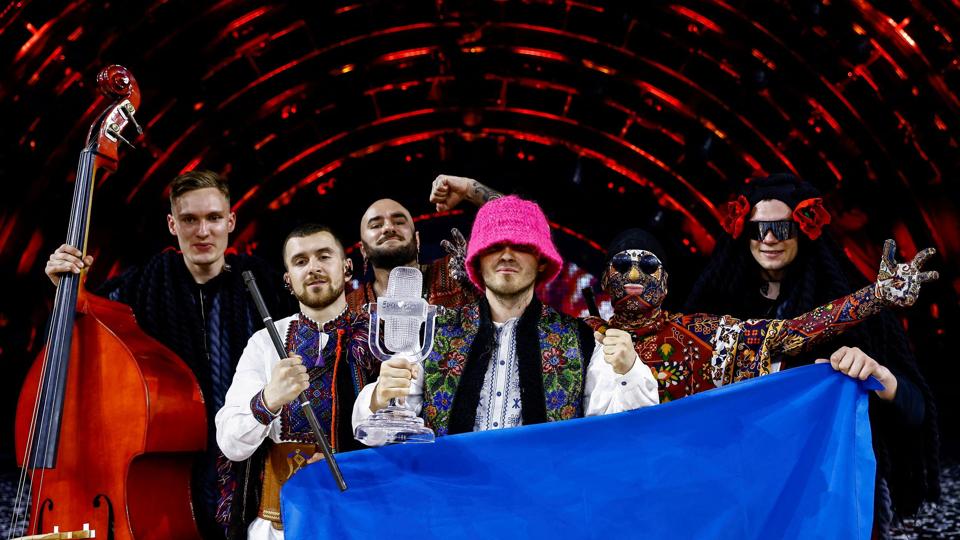 Den ukrainske gruppe Kalush Orchestra fra Ukraine vandt Eurovision i år. Ukraine får dog ikke lov til at være vært for showet næste år. <i>Yara Nardi/Reuters</i>