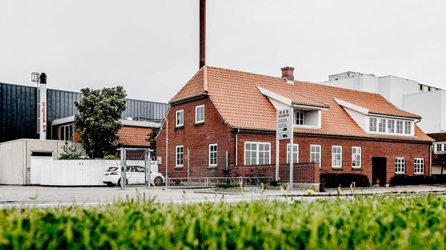 Siden 1923 har Dragsbæk A/S produceret olier, fedtstoffer og smørbare produkter i Thisted. Blandt andet topsællerten Bakkedal, som er rullet af produktionsbåndet i bægre mere end 200 millioner gange siden lanceringen i 2002. <i>Foto: Mette Johnsen/Dragsbæk A/S</i>