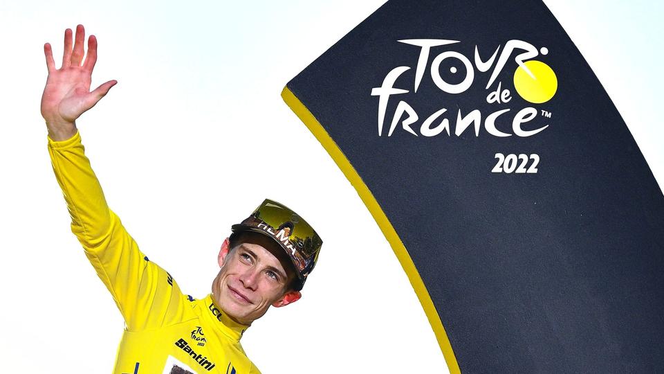 Mogens Tveskov, direktør for holdet Riwal Cycling Team, tror på, at dansk succes ved Tour de France kan hjælpe holdet med at nå tilbage på næstøverste trin. På billedet ses Tour-vinder Jonas Vingegaard. (Arkivfoto). <i>Marco Bertorello/Ritzau Scanpix</i>