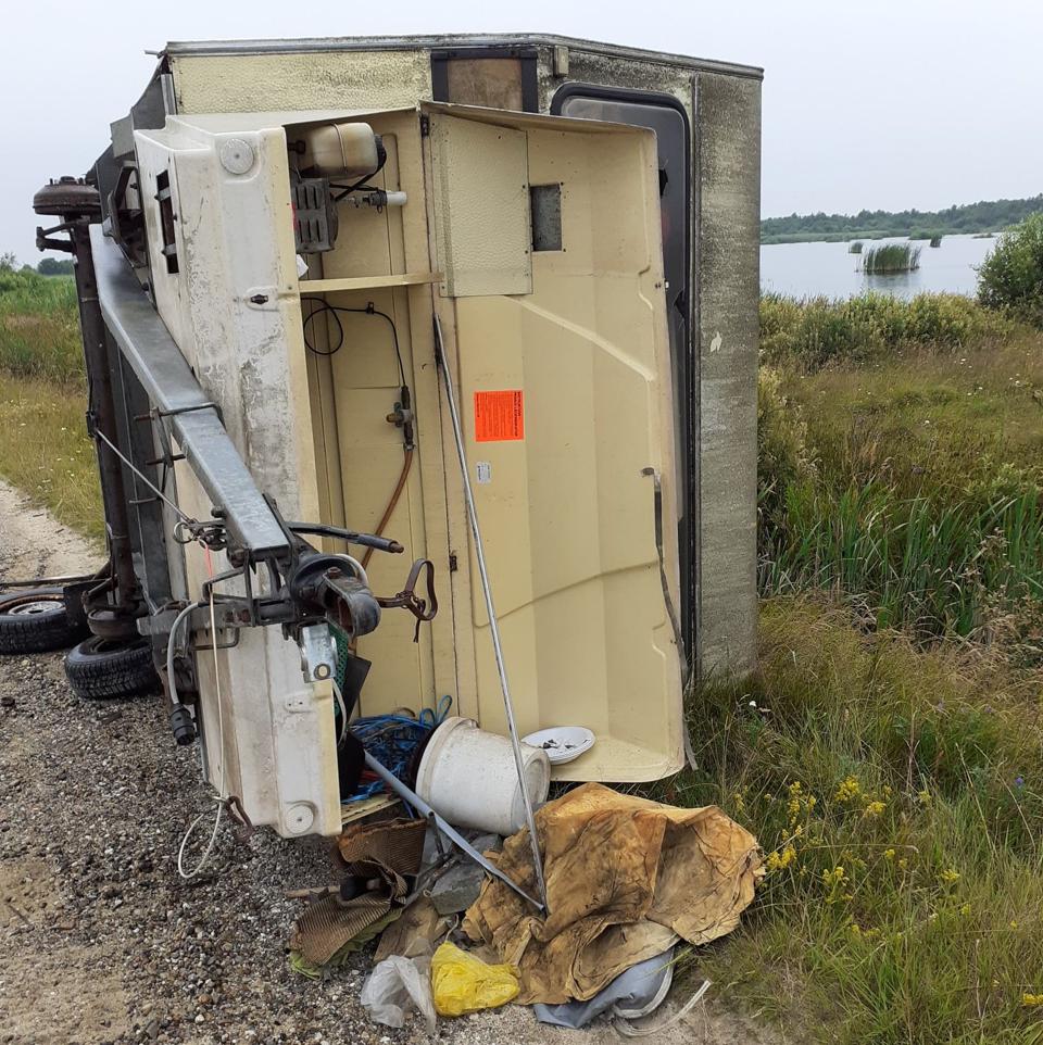 En ramponeret campingvogn har i de seneste godt 14 dage skæmmet det naturskønne område i Lille Vildmose. <i>Foto: Villy Jensen</i>