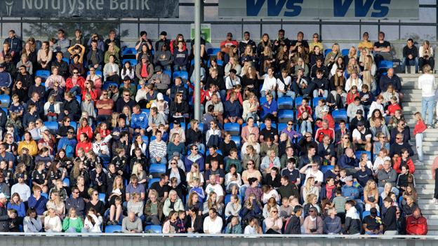 Både til åbningen, som afbilledet her, og undervejs i Dana Cup-turneringen har der været mange folk på lægterne. <i>Arkivfoto: Bo Lehm</i>