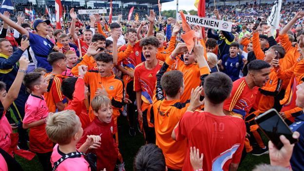 Der var stor glæde hos fodboldspillerne fra Rumænien. <i>Foto: Bo Lehm</i>