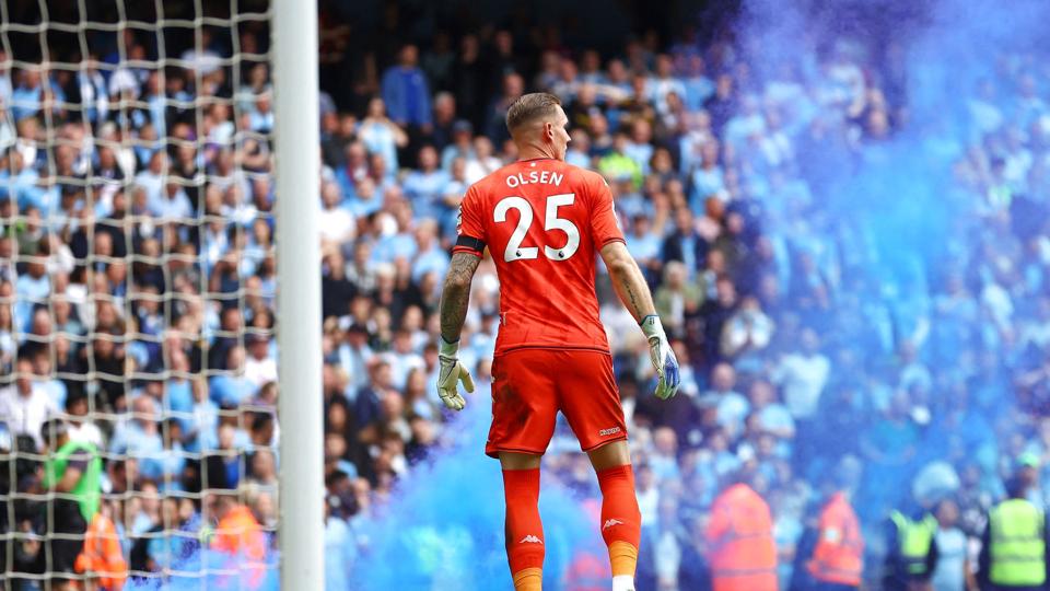 Aston Villa-målmand Robin Olsen blev i maj angrebet, da Manchester City-fans stormede ind på banen, efter at mesterskabet var kommet i hus. (Arkivfoto) <i>Hannah McKay/Reuters</i>