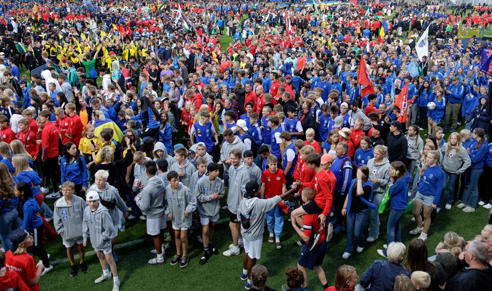 I omegnen af 20.000 unge fodboldspillere mødes hvert år til Dana Cup. Her foto fra åbningsceremonien i år. <i>Foto: Bo Lehm</i>