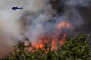 Brandslukkere bremser flammer i stor californisk skovbrand