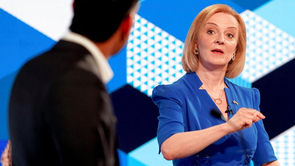 Rishi Sunak og Liz Truss mødtes mandag aften i en debat på livefjernsyn. Begge kandiderer til posten som leder for det konservative parti og dermed Storbritanniens næste premierminister. <i>Pool/Reuters</i>