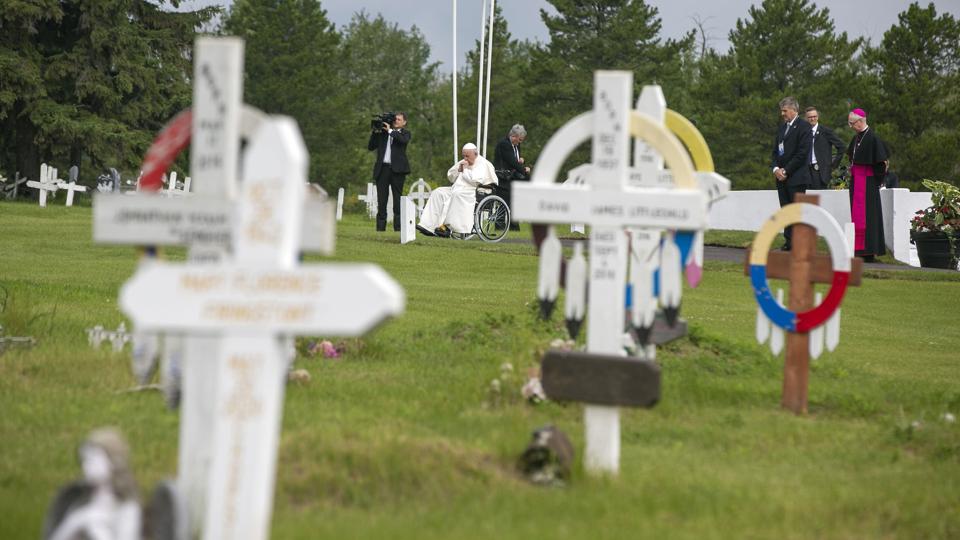 Pave Frans beder på Ermineskin Kirkegård tæt på den tidligere kostskole i Maskwacis i Canada. Den 85-årige pave har givet en længe ventet undskyldning for grusomme overgreb begået mod det oprindelige folk i Canada gennem årtier. Det skete mandag. <i>Ted Shaffrey/Ritzau Scanpix</i>