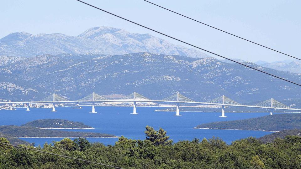 Broen fra Kroatiens fastland til Peljesac-halvøen kaldes for et af de mest ambitiøse infrastrukturprojekter, siden Kroatien i 1991 blev erklæret uafhængigt fra Jugoslavien. <i>Elvis Barukcic/Ritzau Scanpix</i>