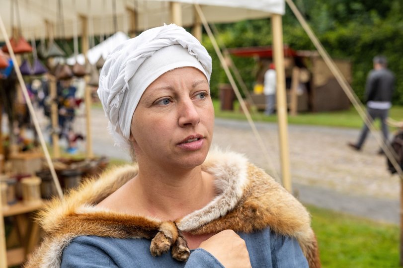 Karina Christensen er medlem af bestyrelsen for Voergaard Levende Historie. Hun har bøvlet meget med at få tilladelserne på plads til årets Middelalderdage. <i>Foto: Kim Dahl Hansen</i>