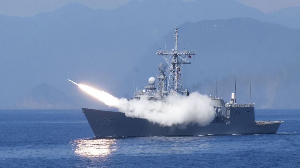 Både krigsskibe, krigsfly og missiler blev brugt ved tirsdagens øvelse, hvor Taiwan simulerede et kinesisk angreb. <i>Huizhong Wu/Ritzau Scanpix</i>