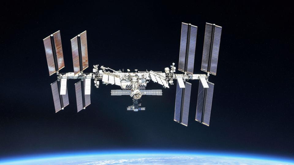 ISS ligger i godt 400 kilometers højde, og et rumskib kan flyve derop på cirka seks timer. (Arkivfoto). <i>Handout/Reuters</i>