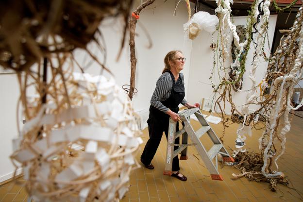 Mette Elimar Jensen mellem nogle af de værker, som hun og Stinne Møller-Hansen har lavet til udstillingen på Kirsten Kjærs Museum. <i>Foto: Bo Lehm</i>