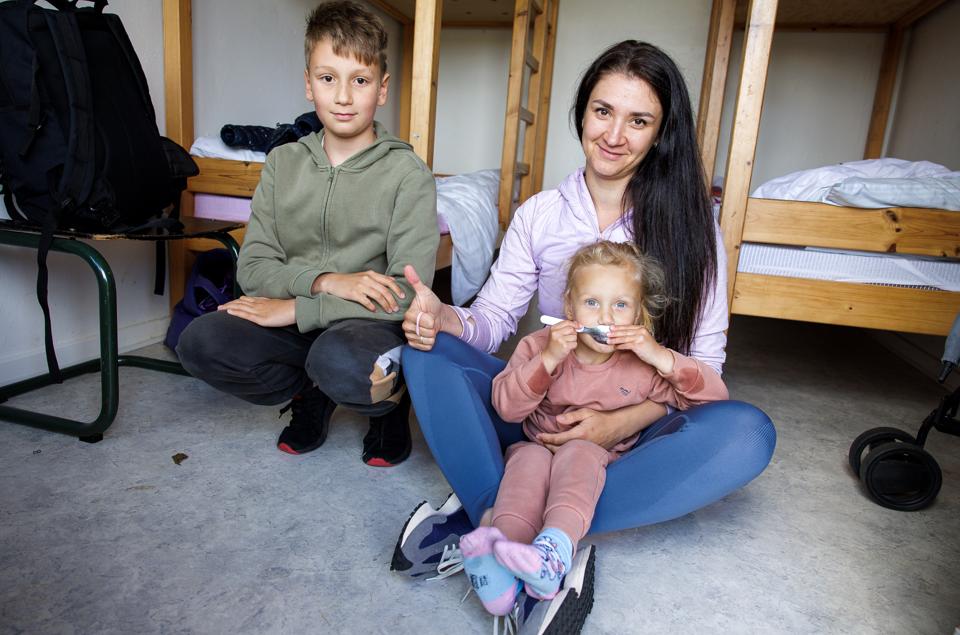 Julia Kuhog er glad for muligheden for at kunne tage på miniferie sammen med børnene Pavlo og Maria.