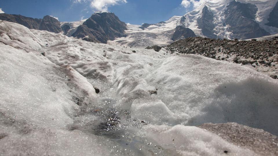 Smeltevand på en gletsjer i Schweiz i Alperne, hvor gletsjere har kurs mod at miste den største masse i mindst 60 år. (Arkivfoto). <i>Arnd Wiegmann/Reuters</i>