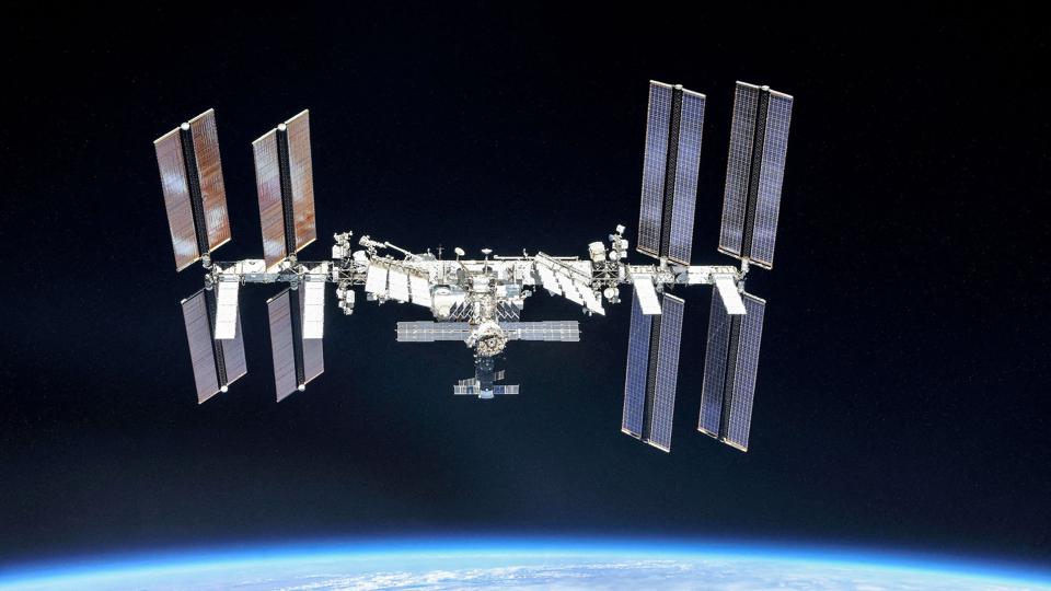 Rumstationen, som Rusland vil forlade efter 2024, ligger i godt 400 kilometers højde, og et rumskib kan flyve derop på cirka seks timer. (Arkivfoto). <i>Handout/Reuters</i>