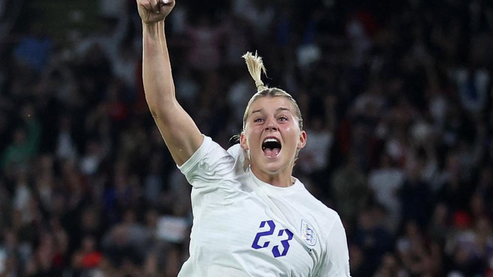 Alessia Russo fejrer sin 3-0-scoring for England i EM-semifinalen mod Sverige. <i>Carl Recine/Reuters</i>