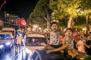 Tunesisk præsident styrker sin magt ved delvist boykottet valg