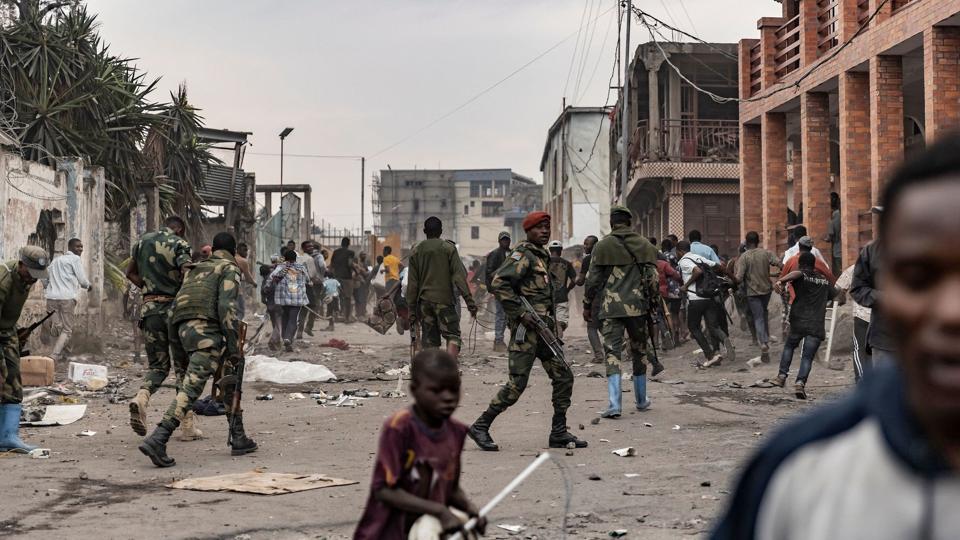 Congolesiske soldater blander sig i en demonstration foran et FN-kontor i DR Congo tirsdag. <i>Michel Lunanga/Ritzau Scanpix</i>